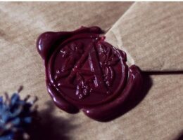 Briefumschlag aus braunem Papier mit rotem Wachssiegel und getrocknetem Lavendel. Quelle: Melanie These @Unsplash